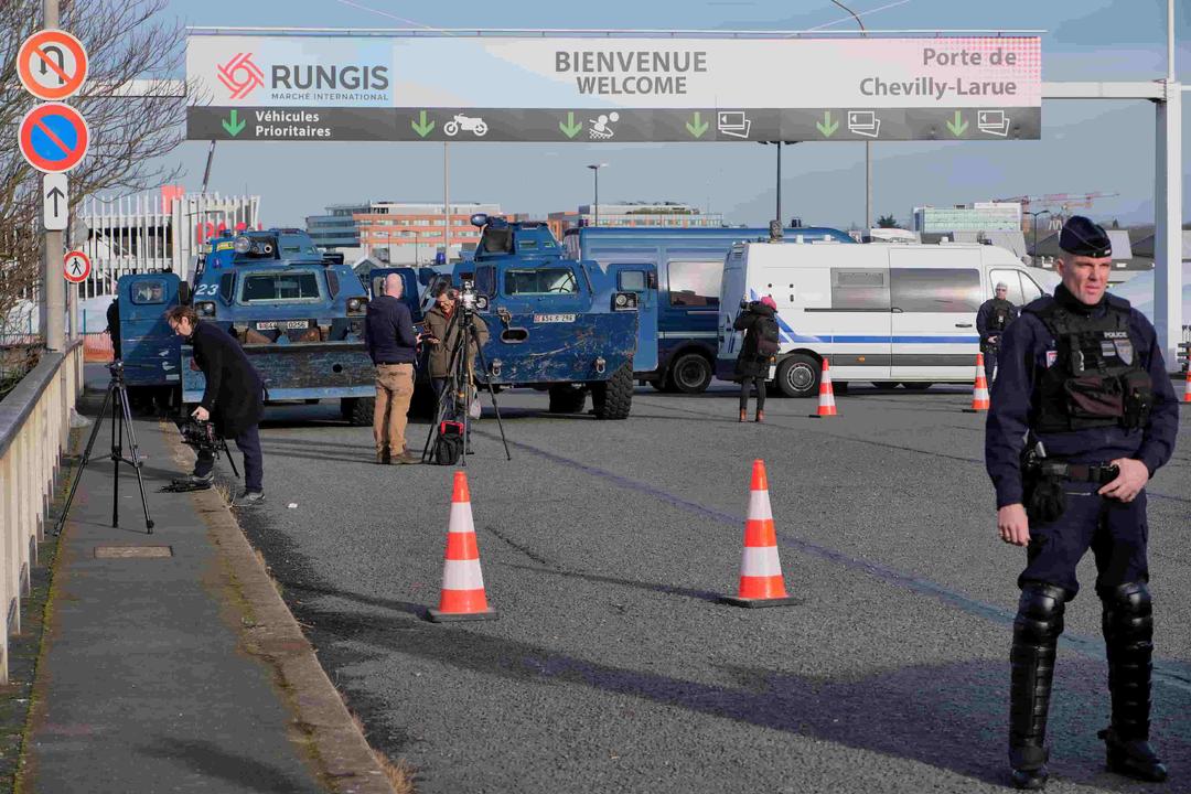 Paris: Farmers Block Motorways With Tractor Barricades as 'Siege' Begins