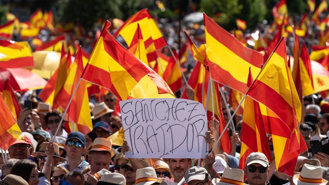 Thousands Protest in Madrid Against Spanish PM Sánchez