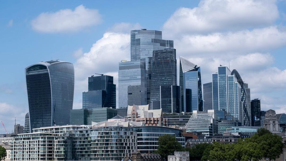 UK Economy Shrinks 0.3% in April Amid Tax Hikes, US Tariffs