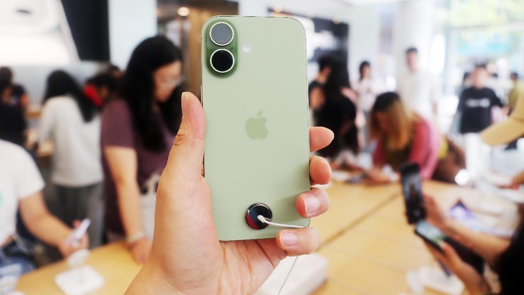 Apple Hits All-Time High, Becomes World's 2nd Most Valuable Company
