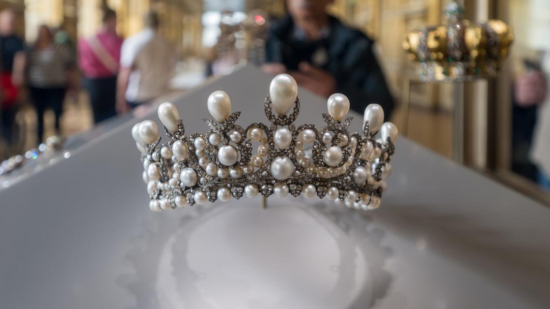Stolen Louvre Crown Jewels Worth €88M