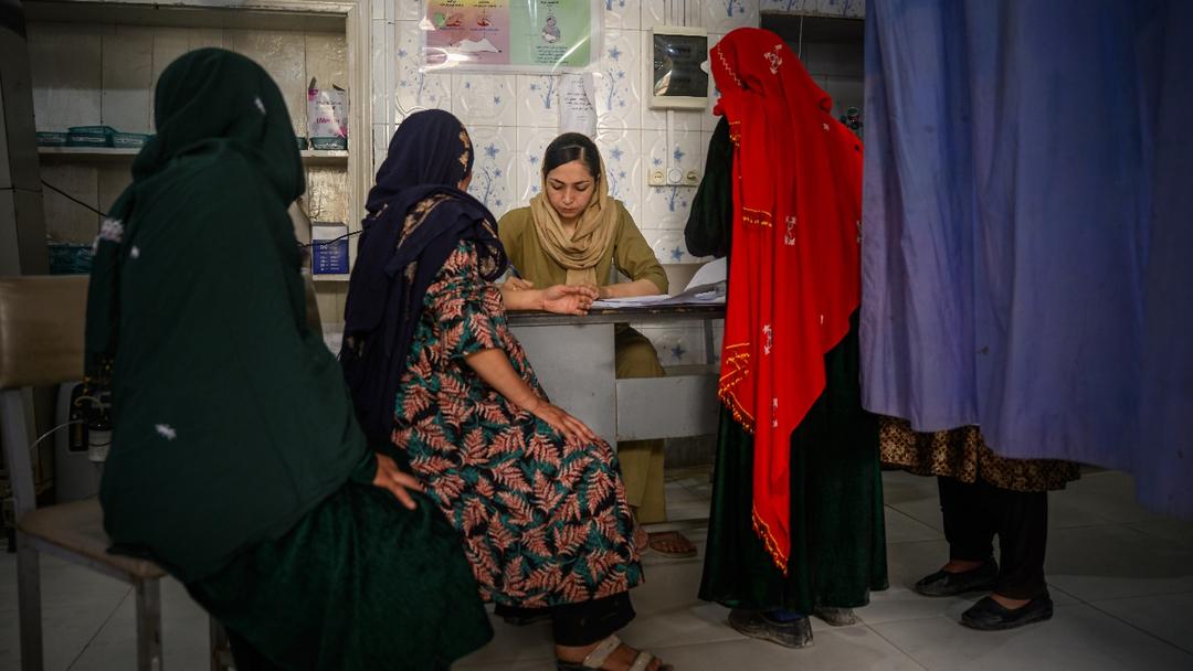 Afghanistan: Women Without Burqas Banned from Accessing Hospitals