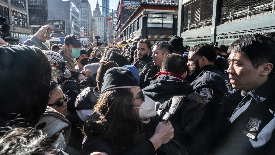 NYC Protesters Arrested After Blocking ICE Agents in Manhattan