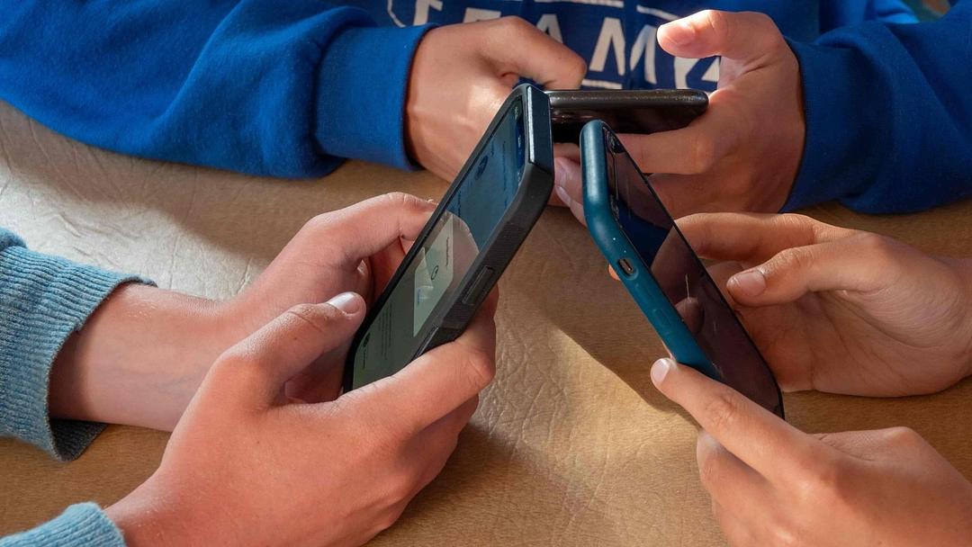 Starmer Signals Support for Teen Social Media Ban as Parents Petition