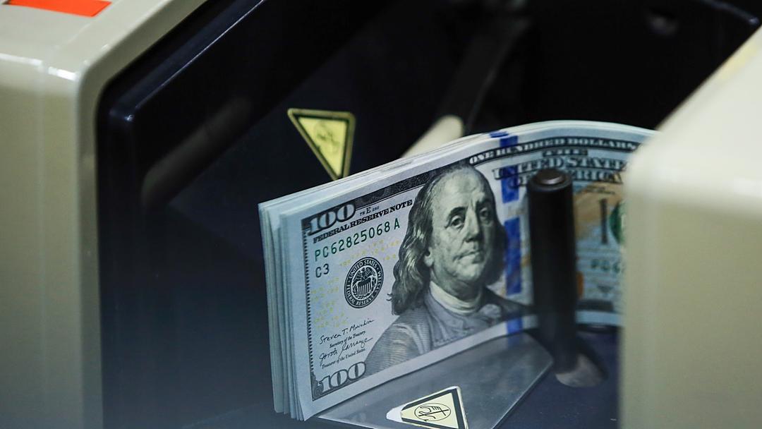 Trump Welcomes Dollar Drop as Currency Hits 4-Year Low