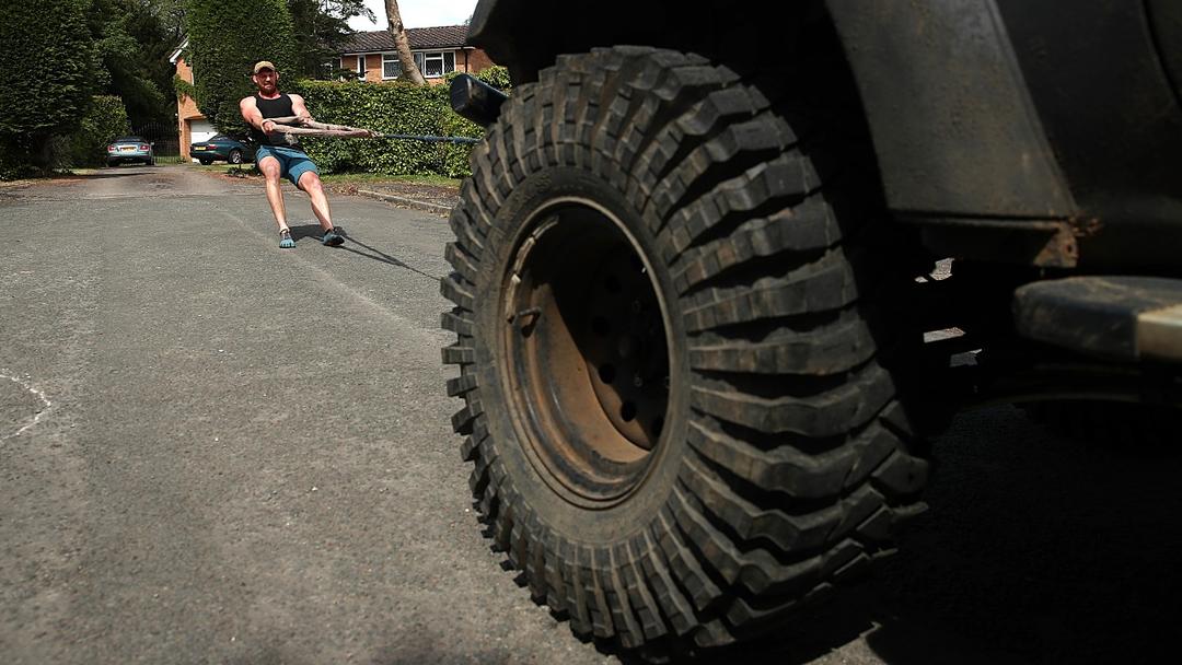 UK: Veteran Pulls Land Rover 100 Kilometers, Sets World Record