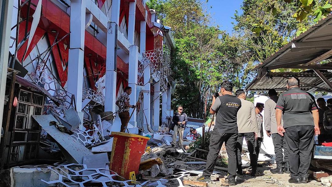 Magnitude 7.4 Earthquake Strikes Indonesia