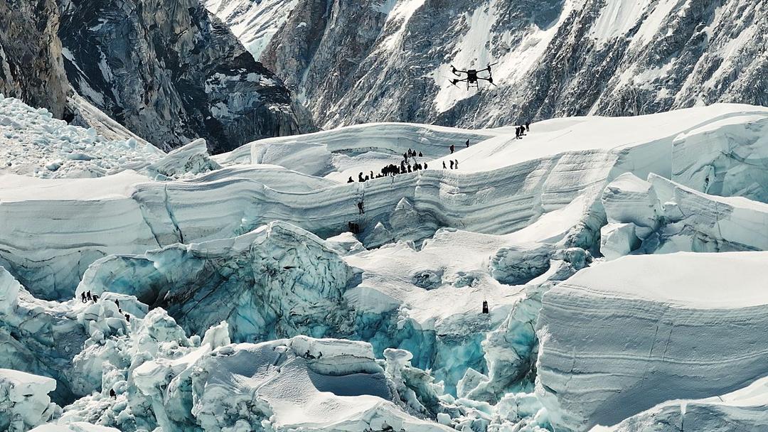 Giant Chunk of Glacier Blocks Mount Everest Route