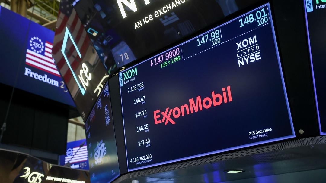 Exxon, Chevron Profits Slump but Beat Estimates