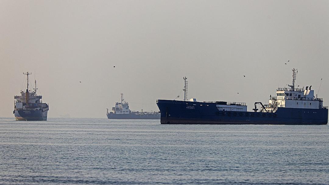 EIA: Oil Stockpiles to Hit 2003 Low Amid Hormuz Crisis