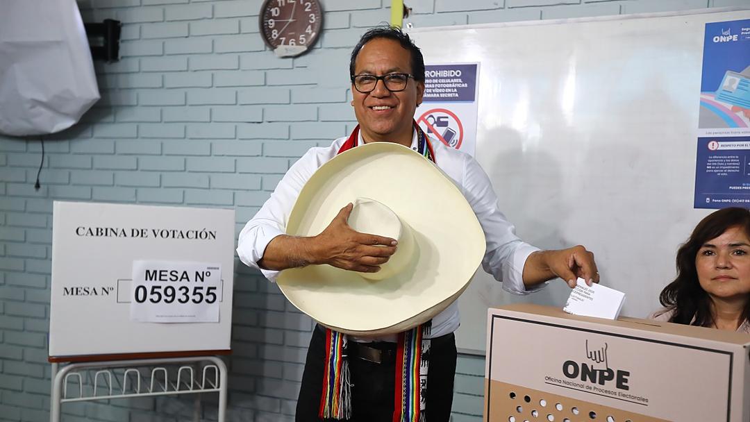 Peru: Sánchez Calls for Vote Recount in Tight Runoff