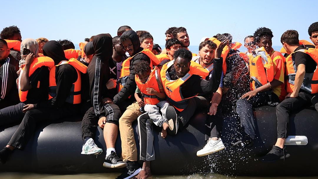 UK Minister: French Police Ordered to Let Migrants Cross Channel