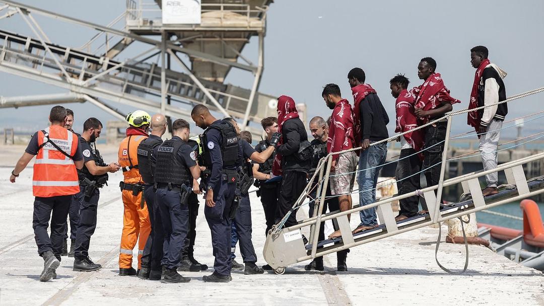 157 Migrants Rescued After Dinghy Fire in English Channel