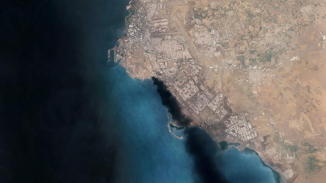 7 Killed as Houthis Strike Yemen Port, Saudi Refinery