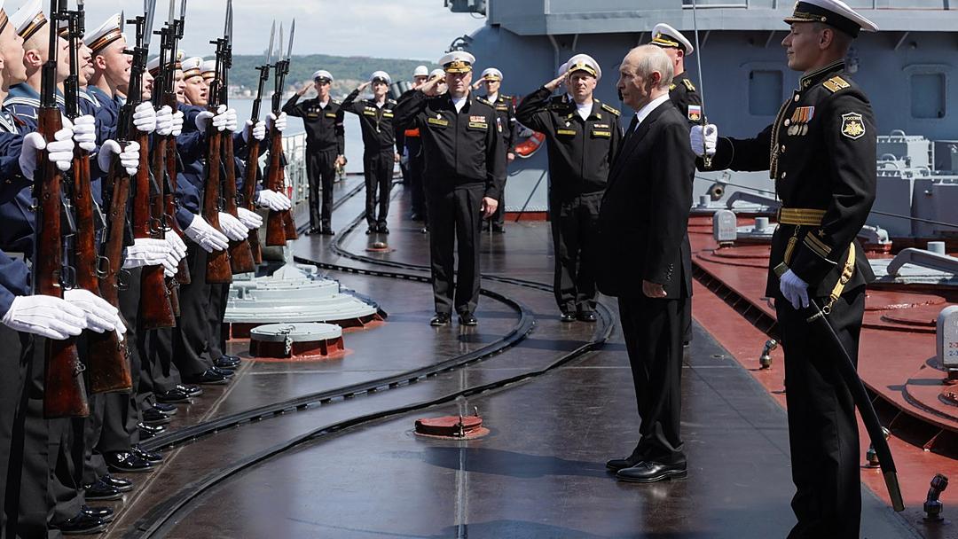 Putin Threatens to Seize Western Ships in Retaliation