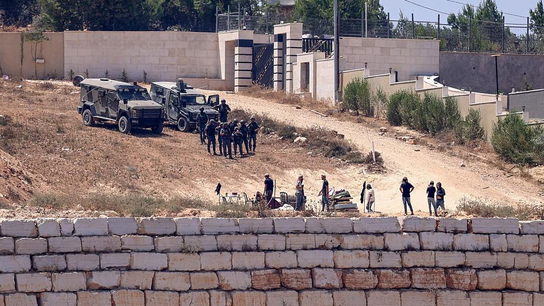 Israeli Settlers Besiege Palestinian Homes in West Bank's Qusra