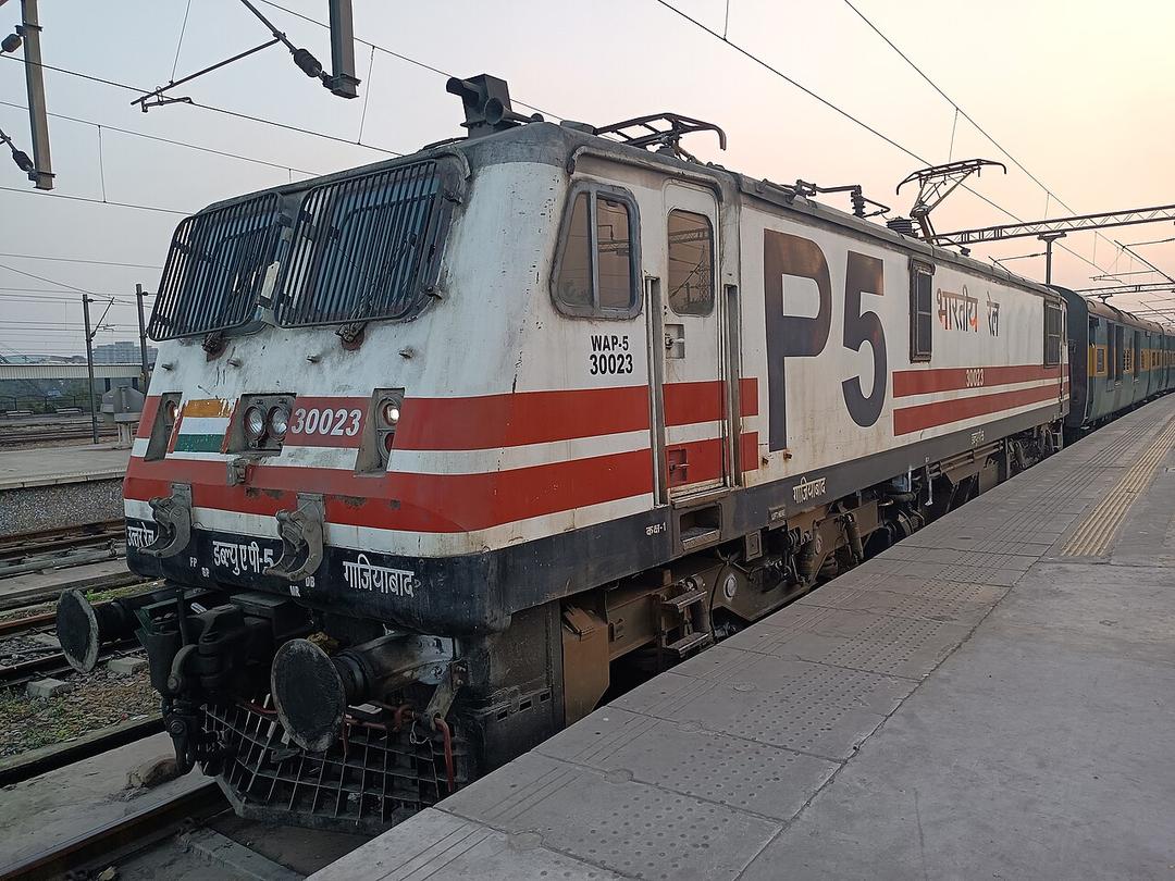 At least 4 Dead and 80 Injured in Indian Train Derailment