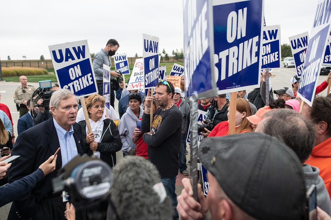 United Auto Workers Reaches Tentative Deal With Mack Trucks