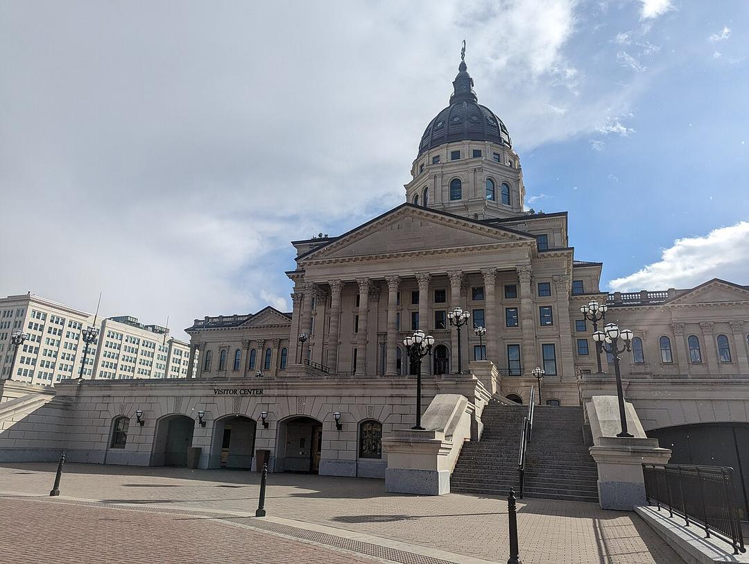 Kansas: 100 Letters With White Powder Sent to Officials