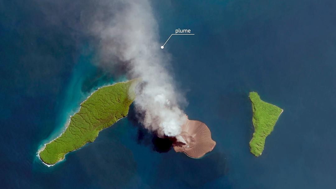 Volcanic Eruption Shuts 8 Indonesian Airports, Strands 150K