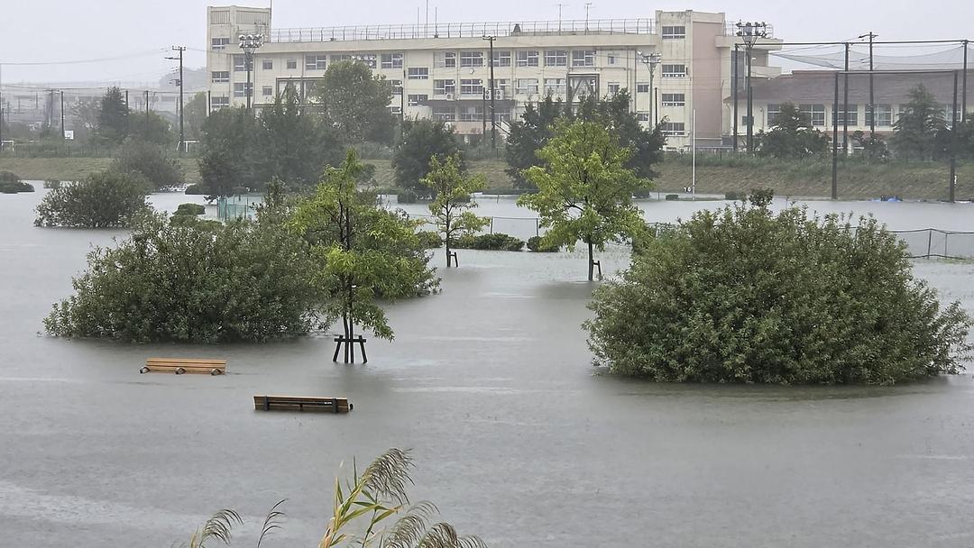 Typhoon Dujuan Skirts Japan, Triggers Deadly Landslides