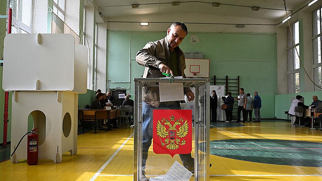 United Russia Wins, Nears Record 355 Duma Seats