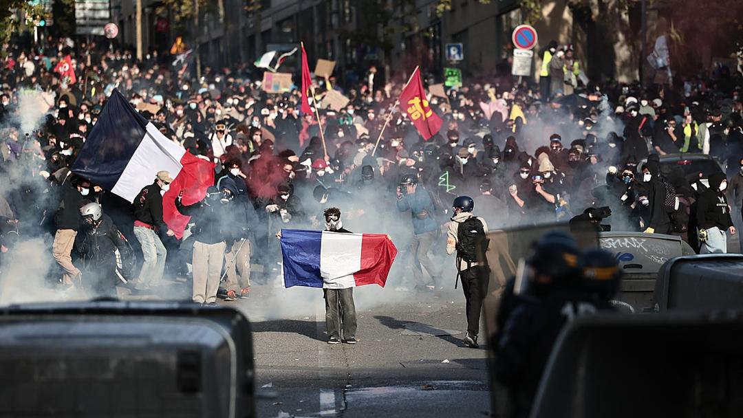 Nearly 1,000 Arrested as Mass Protests Sweep France